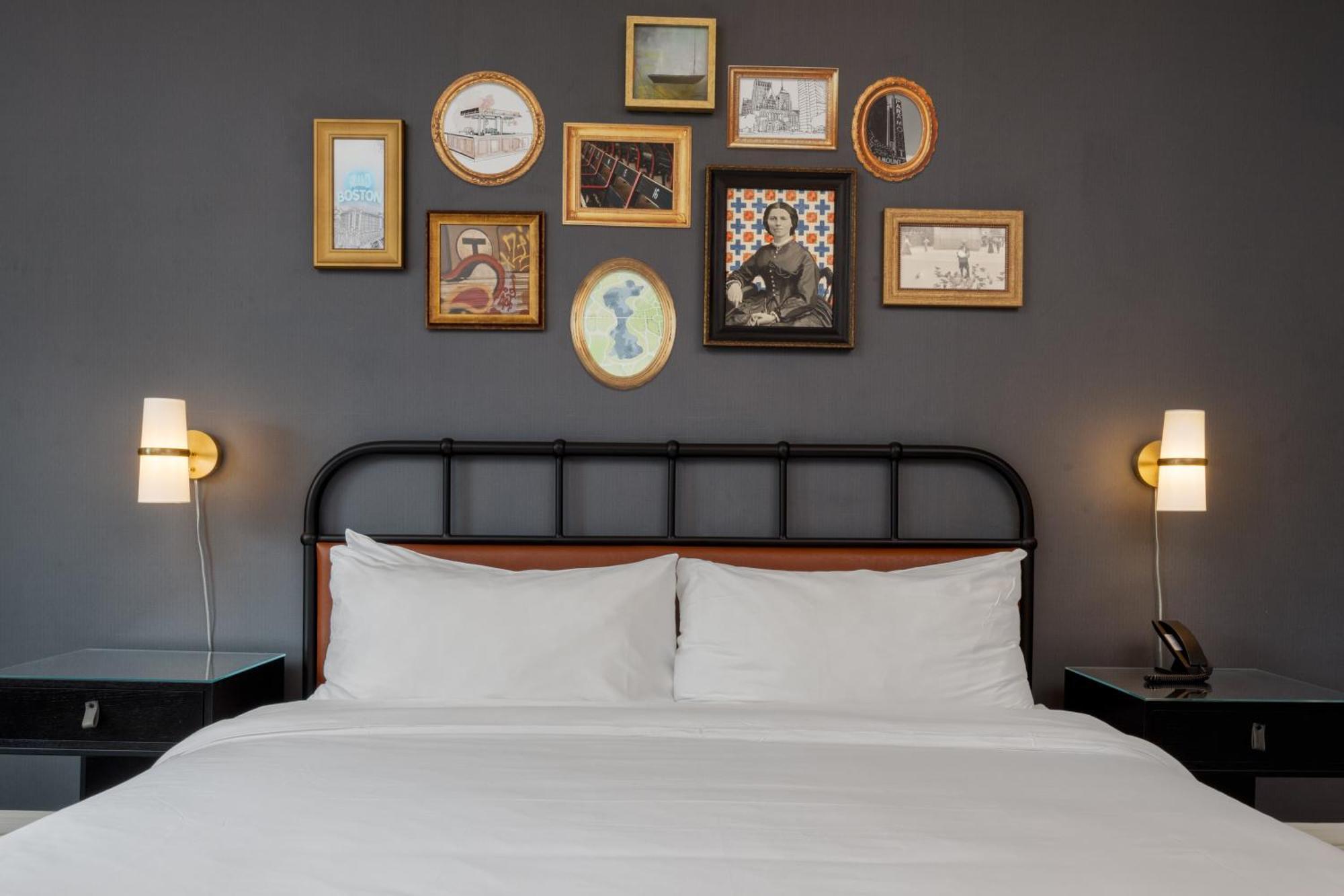 Quarto com Cama King-size e Chuveiro Acessível a Cadeirantes - Unidade Acessível para Hóspedes com Mobilidade Reduzida
