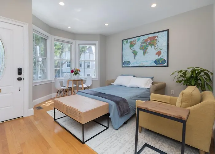 Sunny Convenient Home W/ Private Patio! Easy Walk To Everything!